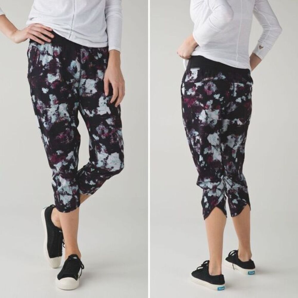 Lululemon Tranquil Crop in Kara Blossom Multi / Black Size 6